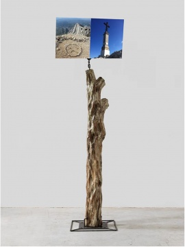 杨心广《无题(天地悠悠)》树干 钢筋 油漆 原子灰 显示屏 94.5 × 90 × 280 cm 3 杨心广《无题(天地悠悠)》树干 钢筋 油漆 原子灰 显示屏 94.5 × 90 × 280 cm 3